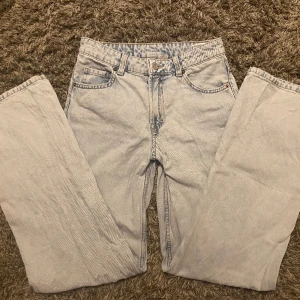 Lågmidjade jeans - Vida Lågmidjade jeans från hm, bra skick det enda är att lappen där bak på jeansen har spruckit men det är inget som man märker💕 storlek 32 men passar bra på mig som har brukar ha xs/s💕