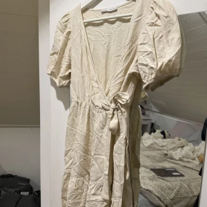 Linne wrap klänning  - Sommarklänning i linne, aldrig använd 