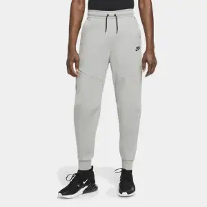 Nike tech byxor i grå helt oanvända och har pristaggen kvar fortfarande säljer då de aldrig kom till användning, köpt för 1100 i Mall of Scandinavia på Nikebutiken köp direkt för 499kr