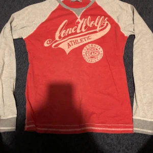 Långärmad  - Långärmad tröja, röd kropp med gråa ärmar, knappt använd