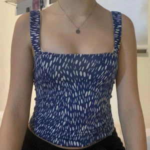 SÖTT LINNE - Ett super gulligt linne! Det är i super bra skick. Men det står inte någonstans vilket märke. Den har iallafall jätte stretchigt material och ör super bekväm. 