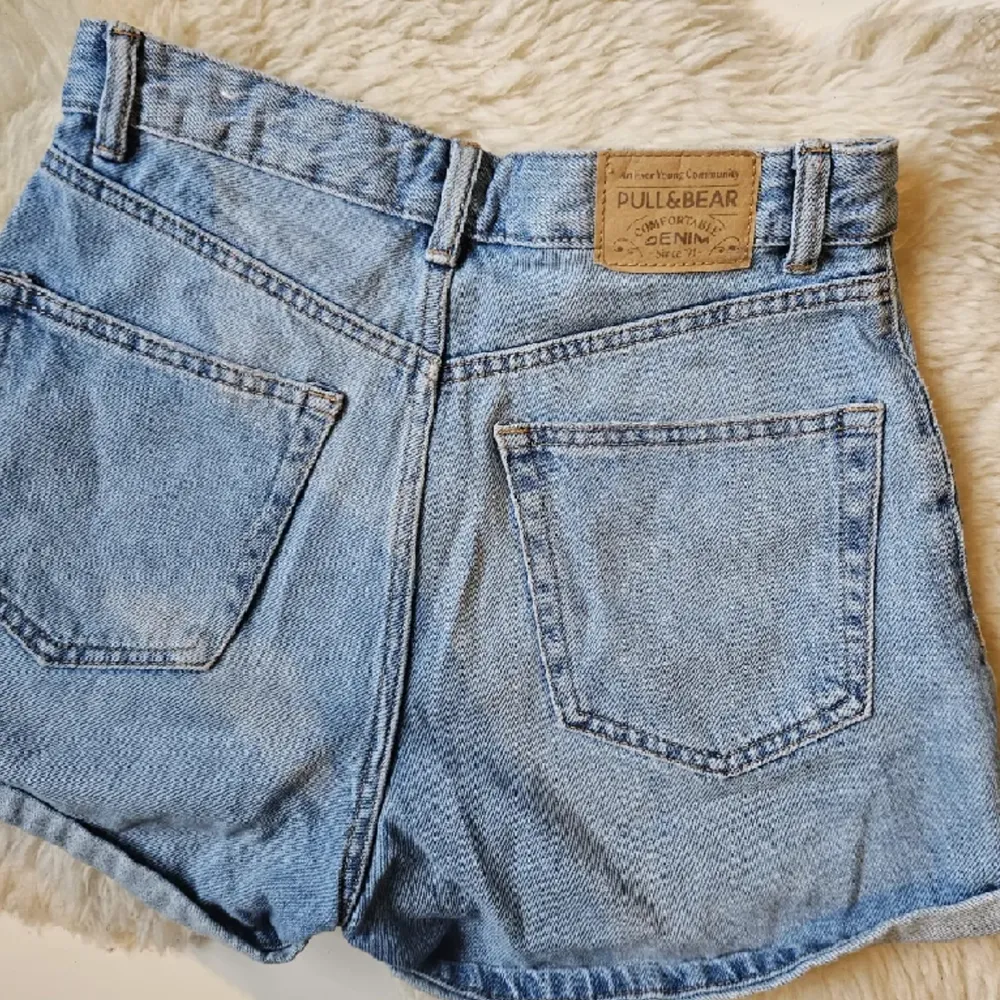 Jeansshorts från pull&bear, använda ca 5 gånger. Inga defekter. Använd gärna köp nu💓. Shorts.