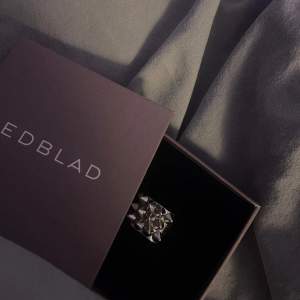 Säljer denna Edblad ring (frakten är räknad med priset) strlk 18.5. Förpackning tillkommer!💗