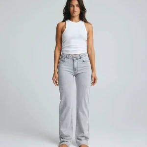 Bikbok jeans - Ett par jätte fina jeans i mid waist från bikbok i stl W27-L32. Endast använd 2 gånger och kollar intresset på dem då dom är lite stora på mig