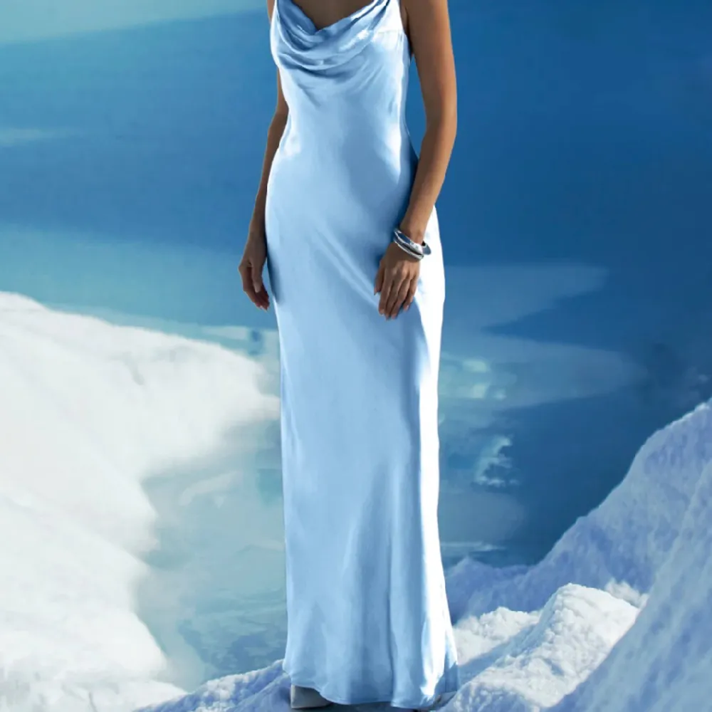 Superfin blå klänning med justerbara band, perfekt till balen!🤗 Från Meshki! Aldrig använd endast testad, prislapp kvar. Nypris: 1550 + tull. Säljer då jag har hittat en annan klänning.. Klänningar.