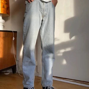 Ljusblå Baggy Jeans - Jeans köpta second hand. Baggy o raka i modellen samt lägger sig snyggt över skorna. Står inte storlek men skulle uppskatta den till ca 34/32. De sitter som på bilderna, på mig som är 170. Tveka inte att höra av dig om du har frågor!