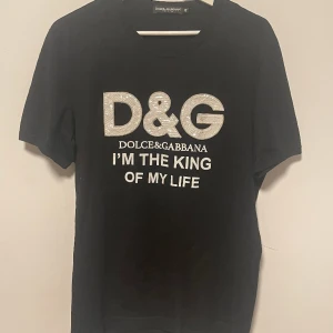 Dolce Gabbana T Shirt, Sz 48, Nypris 10.000 - Jag kan börja med att säga nej, det är inget stavfel i nypriset. Den här tröjan såldes för 10.000 på farfetch. Jag lyckades köpa sista exemplaret i sista storleken och fick en bra rabatt. Inte använt tröjan mer än 5 gånger.