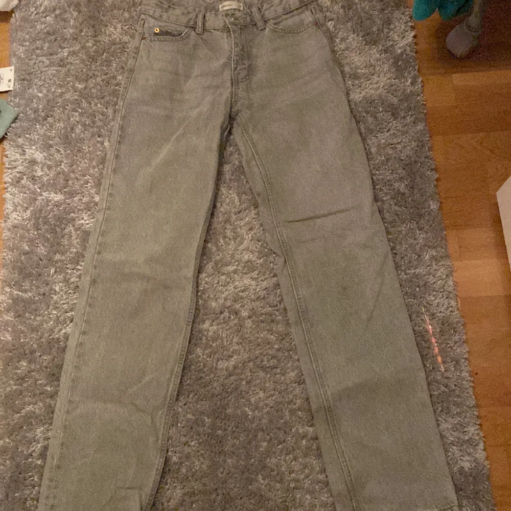 Jag säljer dessa superfina gråa Gina tricot jeansen i storlek 32 för de är för stora💓 De är midwaist och straight🩷pris kan diskuteras🫶🏼nypris 500kr. Jeans & Byxor.