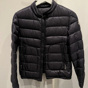 Moncler acorus  - Använd 1 gång. Sitter som xs Köpt på moncler
