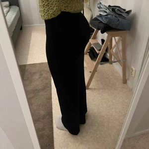 Low waist maxi skirt  - Jag drar alltid upp kjolen så långa kjolar är inget för mig🫶🏼💓 (nypris 299kr)