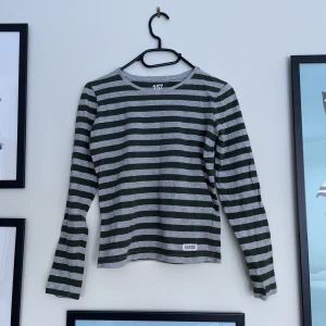 Randig Tröja  - Randig tröja från Lager 157. Använd 3-4 gånger och i bra skick, inga fläckar eller liknande. Säljer för att den inte används och kan nog uppskattas mer av någon annan! 😊 Orginalpris 60! ✨