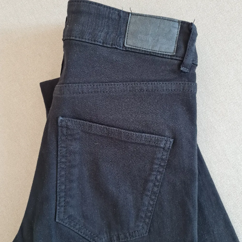 Bootcut jeans från ginatricot. Är använda några gånger men är i bra skick! Säljer då de inte passar mig längre i storlek. Hål på knäna (se bild). Jeans & Byxor.