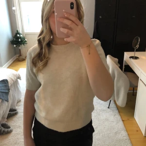 Stickad t-shirt - En fin stickad t-shirt som tyvärr inte kommer till användning. Det är bara att höra av sig om man har något man funderar över 💓