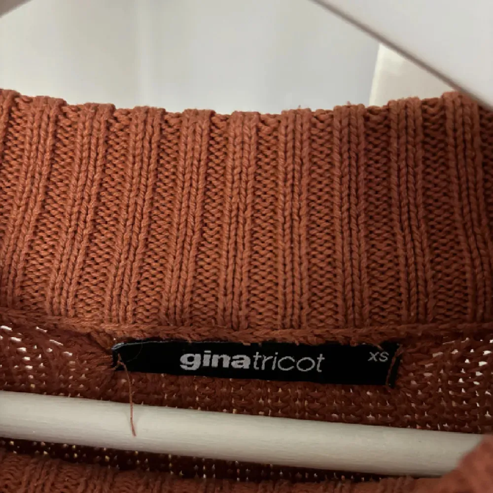 Superfin stickad orange tröja ifrån Gina tricot. Storlek XS men passar även upp till M. Kortare i magen och puffiga ärmar. . Stickat.