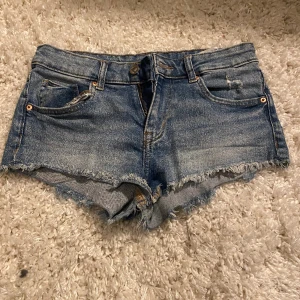 2 jeans shorts  - Säljer 2 av mina jeans shorts båda är ifrån h&m och i storlek 36 men skulle säga att dom är i storlek 34, bra skick å köptes i sommras!❤️