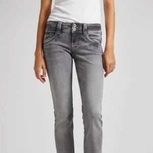 Low waist pepe jeans - Jätte snygga pepe jeans i storlek 25/30💗 (lånade två bilder) Säljer pg av att dom är för korta💕 Nyskick! Dom är raka i benen