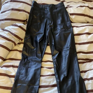 Skinnbyxor  - Skitsnygga svarta skinnbyxor med stora fickor från Zara. Sitter tight i midjan och runt rumpan men oversized på benen på mig! High waist och lite längre i modellen skulle jag säga. Dragkedjan strular lite ibland! Köparen står för frakten 💌  
