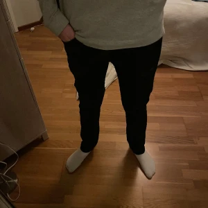 Nudie slim jeans  - Tjena! Säljer nu dessa snygga nudie jeansen! Jeansen är i storlek W32 L32! Modellen är Tube Tom och passformen är slim fit🙌 Skicket är bra förutom ett litet hål vid grenen som inte syns vid användning😁 Vid frågor eller fler bilder är det bara att skriva😉