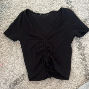 Superfin t-shirt från zara - Jättefin och skön t-shirt från zara. Mycket bra skick, har en dragsko på mitten vilken gör att den blir jättefin på. Skriv om frågor🖤