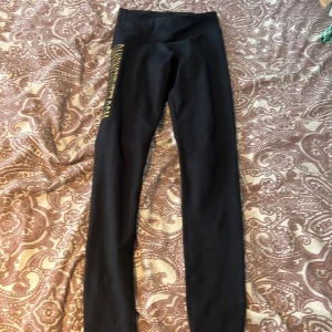 Byxor med namn Ella på ❤️ - Fina byxor från dansinstitutet med namn Ella på i guld ❤️