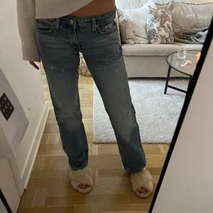Helt nya och oanvända jättefina jeans från Weekday. Säljer pga att de inte kommer till användning. Sitter jätte bra på mig som är 173 lång
