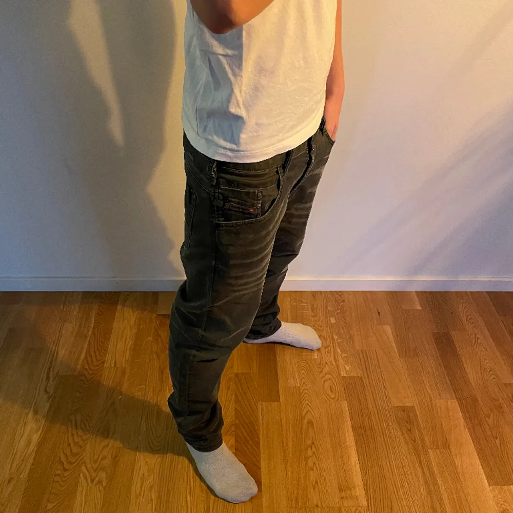 Säljer mina Diesel jeans då de inte har kommit i användning. de är str 29/32 mycket bra skick! . Jeans & Byxor.