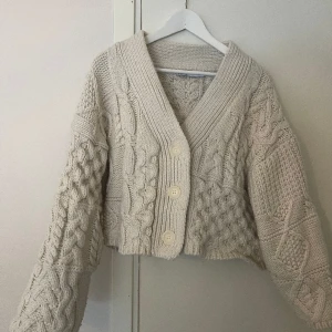 ZARA KOFTA - super mysig stickad zara kofta, den är i fint skick men kommer ej till användning. Perfekt till både vintern och sommaren. 