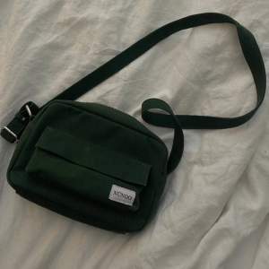 Grön núnooväska, köpt för 749:-, liten fläck på fickan, annars inga synliga tecken på användning. Går att reglera banden 💚
