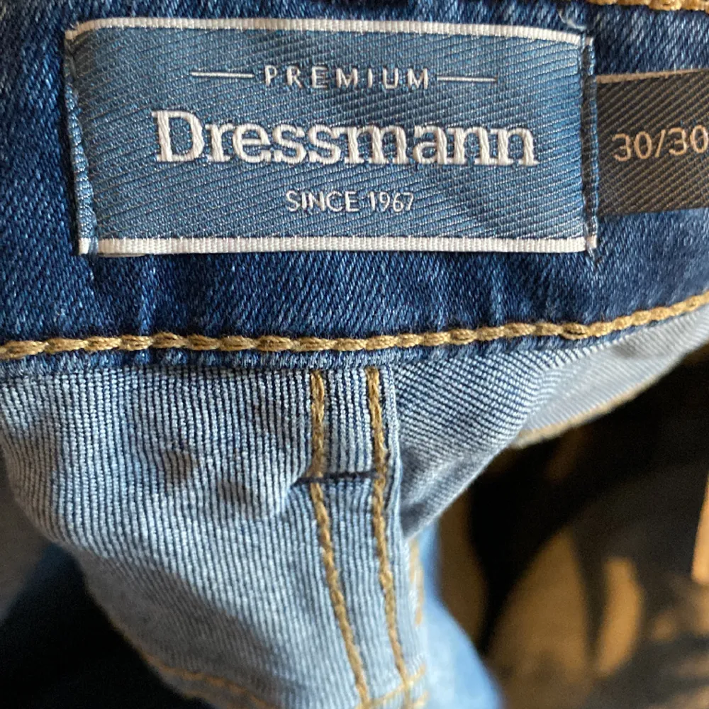 Dressman jeans| skick 9/10 använda ett fåtal gånger| nypris 699 mitt pris 299| strl 30/30 se sista bilden| killen på bilden är 180 cm lång| hör av dig frågor eller funderingar🙌. Jeans & Byxor.