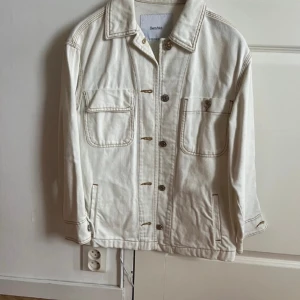 Jeansjacka bershka  - Jeansjacka från bershka Storlek S 