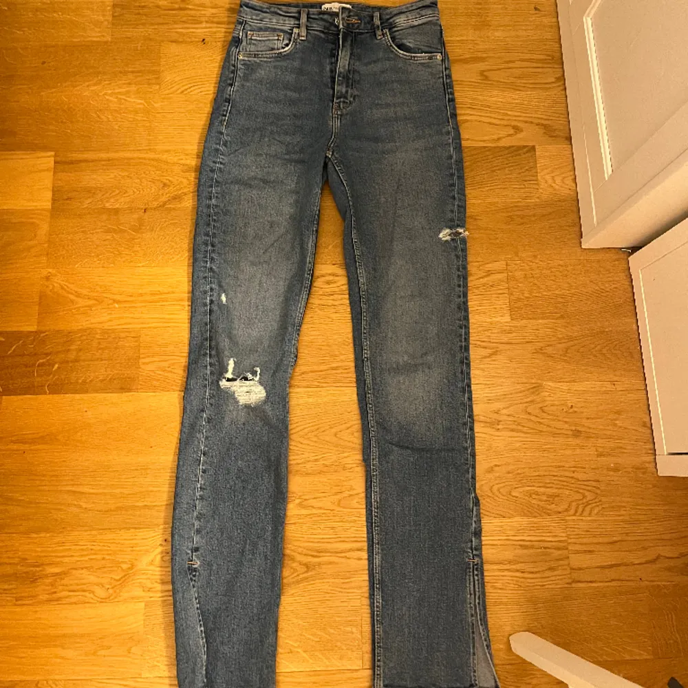 Blåa jeans med slits från Zara. Endast använda fåtal gånger. Passar även 38or.  Pris kan diskuteras.. Jeans & Byxor.
