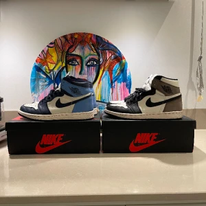 Air Jordan 1 Mocha & Obsidan - Hej!  WTS:  AJ1 Mocha Storlek: 42.5 Skick: 7.5/10 general wear Kvitto från Nike finns Bin: 2799kr + frakt  AJ1 Obsidian Storlek: 42.5 Skick: 7.5/10 general wear Kvitto finns EJ, finns dock LC på skon. Bin: 2699kr + frakt.  Paketpris: 4700kr + frakt.