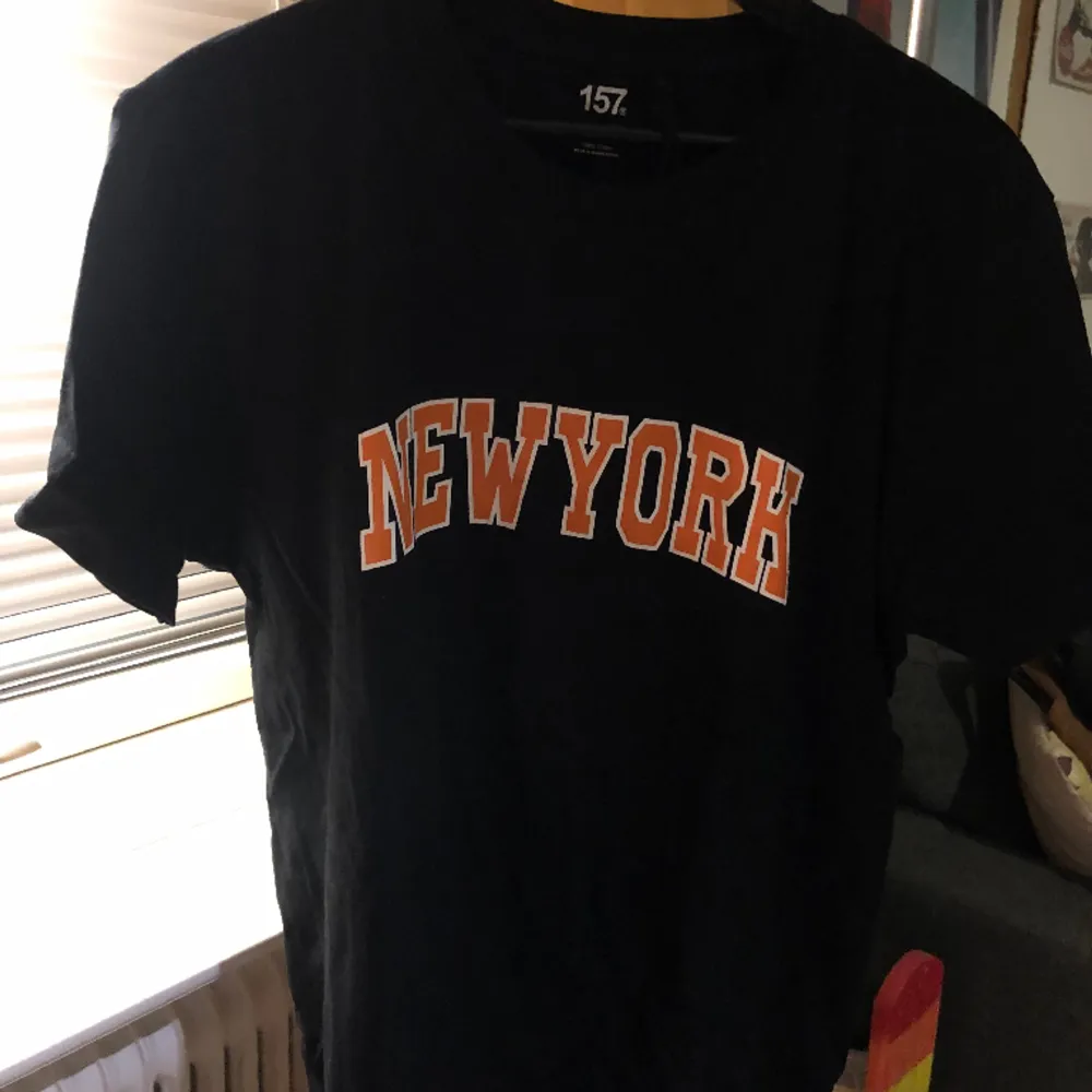 En svart T-shirt med motivet New York, knappast använd🪬. T-shirts.