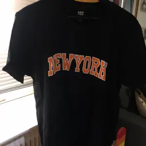 En svart T-shirt med motivet New York, knappast använd🪬