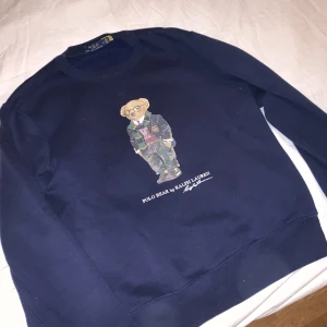Ralph Lauren ”Polobear” Tröja - Säljer en cool sweater från Ralph Lauren.  Felfri och är icke nopprig.  Nypris 1200kr