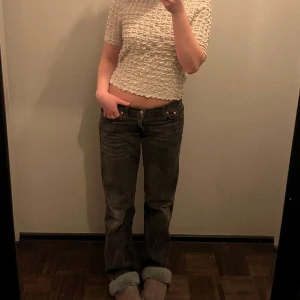 Lågmidjade jeans - Lågmidjade gråa jeans från Weekday! Storlek 27/32 i bra skick, modellen arrow