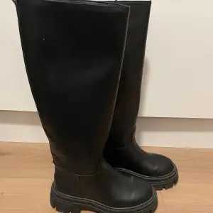 Höga boots från HM. Köpta via plick, aldrig använt dem då dem är för höga för mig. 
