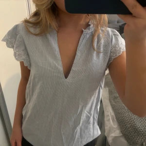 Ljusblå sommarblus - Fin sommartopp från H&M. Använd endast ett fåtal gånger! 