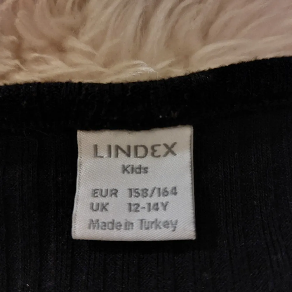 En svart kofta/tröja från Lindex. Den är ribbad och i superfint skick! . Tröjor & Koftor.
