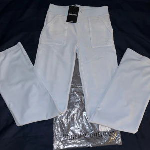 Oanvända Juicy Babyblå - Helt nya oanvända juicy byxor med lappen kvar på! Så fin babyblå färg. ”Del Ray Classic Velour Pant Pocket Design” 🩵✨ 