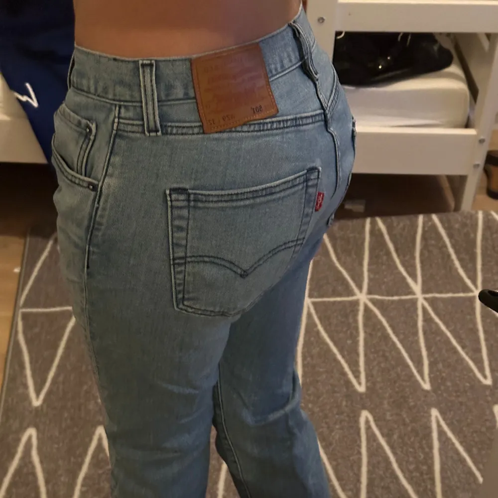 Straight levis jeans som jag köpte för 340 kr på Sellpy. Har aldrig använt dom. Säljer dom för 215 kr.. Jeans & Byxor.