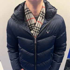 Gant Alta Down Jacket  - Fin gant jacka med modellen The Alta Down Jacket. Cond 8/10. Ny pris ca 4000 kr. Modellen är 184 och sitter väldigt bra. Tveka inte på att höra av er vid minsta fundering😁
