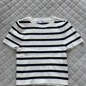 Randig topp - Storlek S. Svart och vit. 50kr