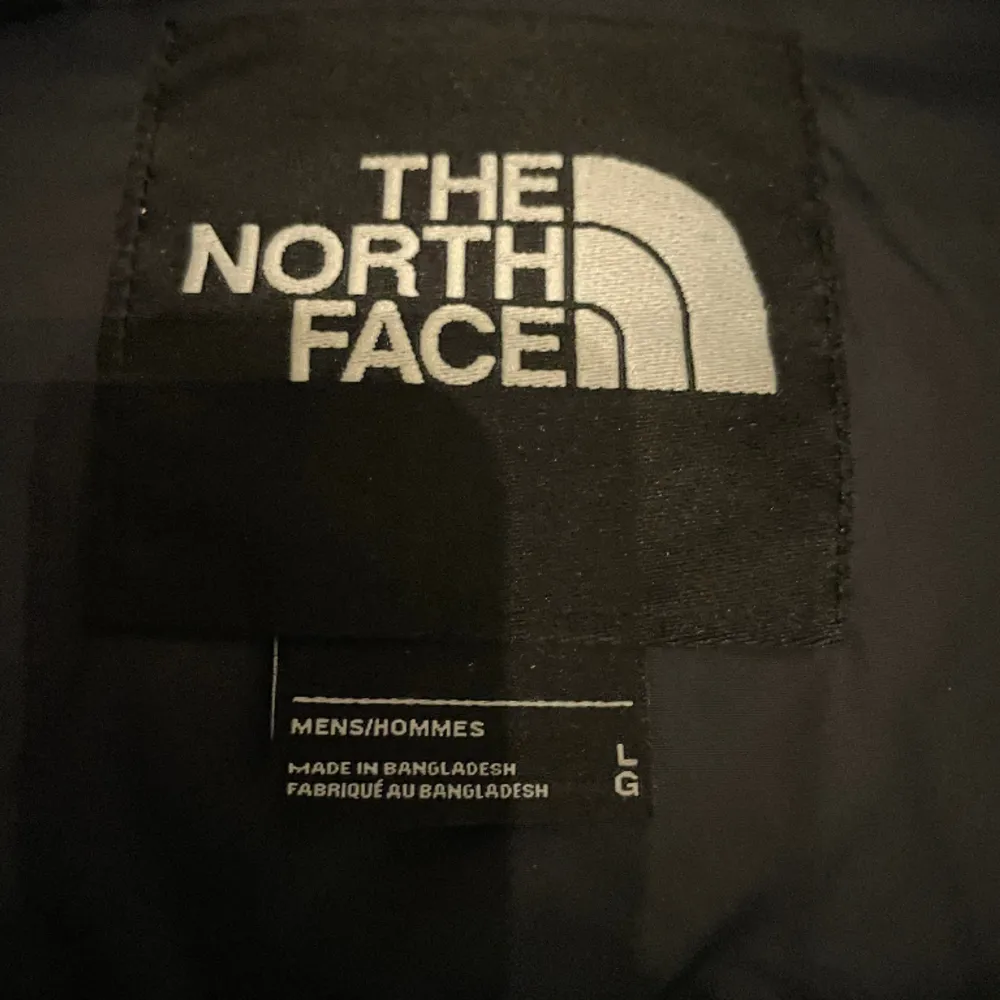 Säljer denna north face jacka i storlek L då den ej kommer till användning längre, har endast använt den i en vinter och skicket är mycket bra. Nypriset är 2945kr. Hör av er vid frågor. Priset går att diskutera. Obs bild 1 är lånad. Jackor.