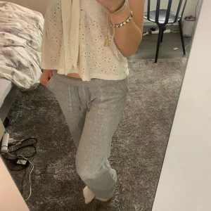 Juicy byxor gråa - Säljer mina fina ljusgråa juicy byxor , pågrund av att dom är lite för långa på mig köpte dom för 1,200 men säljer för billigare pris, dom har inga defekter förutom att metall plupparna på snörerna har börjat bli lite annan färg men det är inget som syns💗