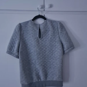 Fin kortärmad sweatshirt - Säljer denna helt oanvända tröjja då den inte passar min still (de går att pruta)