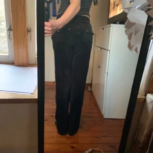 Svarta Juicy Couture byxor - Översnygga svarta juicy byxor😍 Storlek Xs men lite stora i storlek.  Använda men i fint skick! Fri frakt!!  
