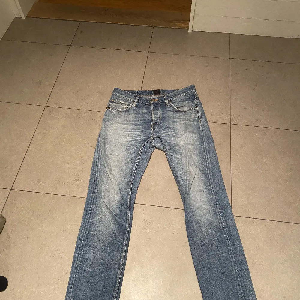 Tiger of sweden jeans i asfet färg. Jeansen är lite slitna (se bilder) vilket jag tycker gör dom snyggare. Hör av dig för fler bilder eller andra funderingar. Jeans & Byxor.