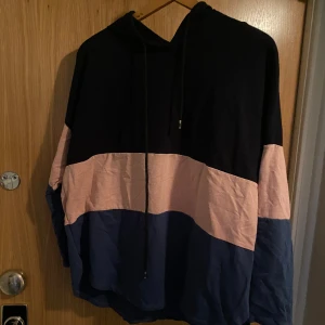 Tunn hoodie - Tunn hoodie i flera färger. I jättefint skick. 