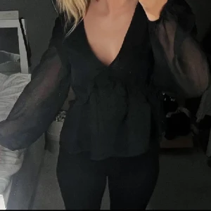 Svart volang blus - Fin blus i nytt och oanvänt skick❤️  Blusen är från Bikbok och har endast testats på men har sen inköpet hängt i garderoben❤️